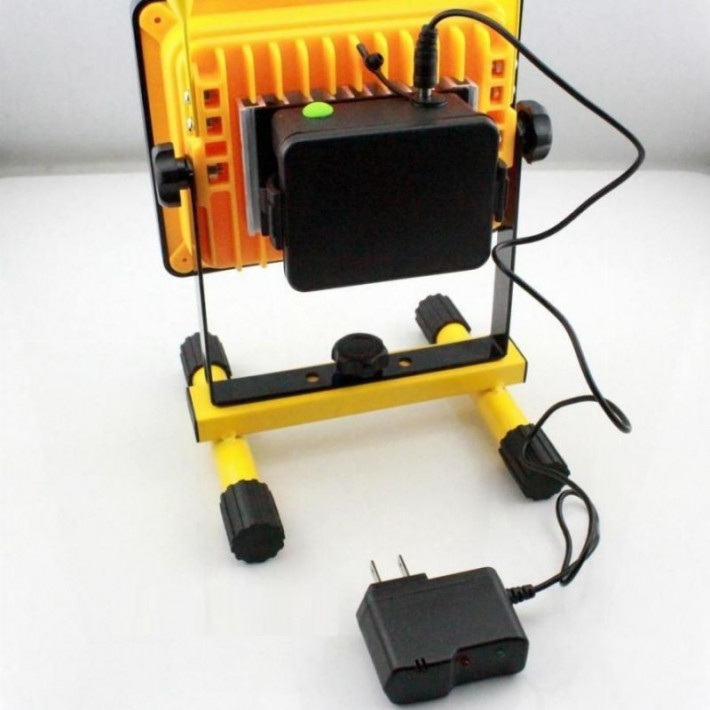 W805 LED reflektor – 50 W, akkumulátoros, IP65, kültéri használatra 2